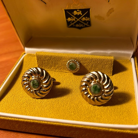 Vintage Jade swirl cuff links and tie pin with chain. - Picture 3 of 10